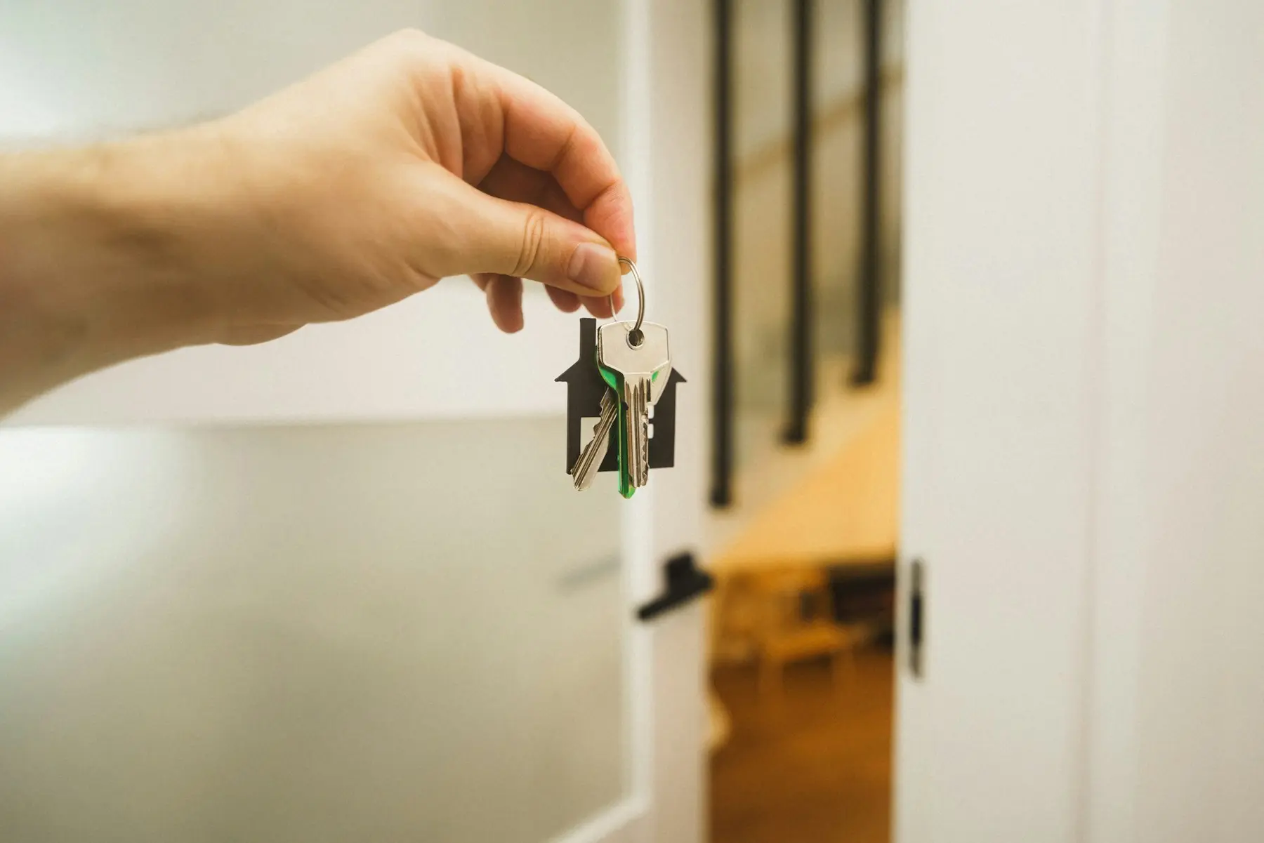 Mano entregando las llaves de una vivienda