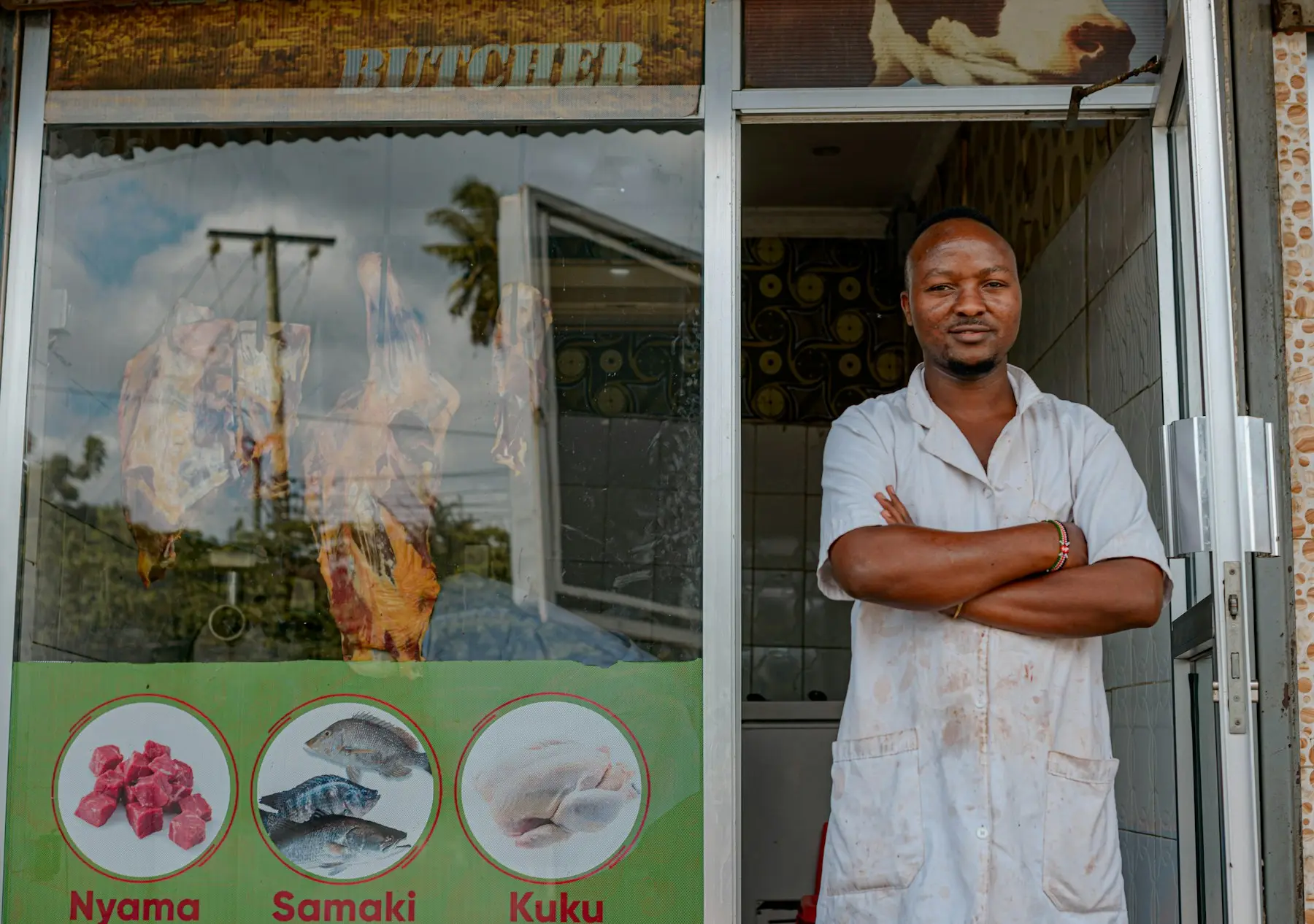 Dueño de una tienda de barrio en la puerta de su local