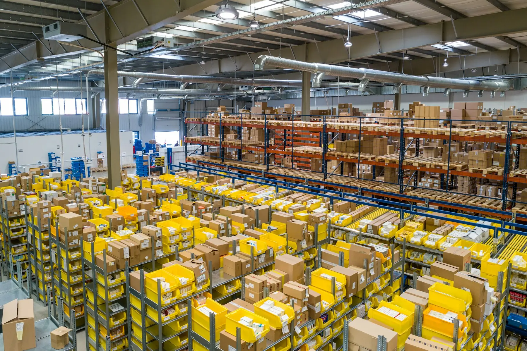 Almacén logístico con estanterías llenas de cajas