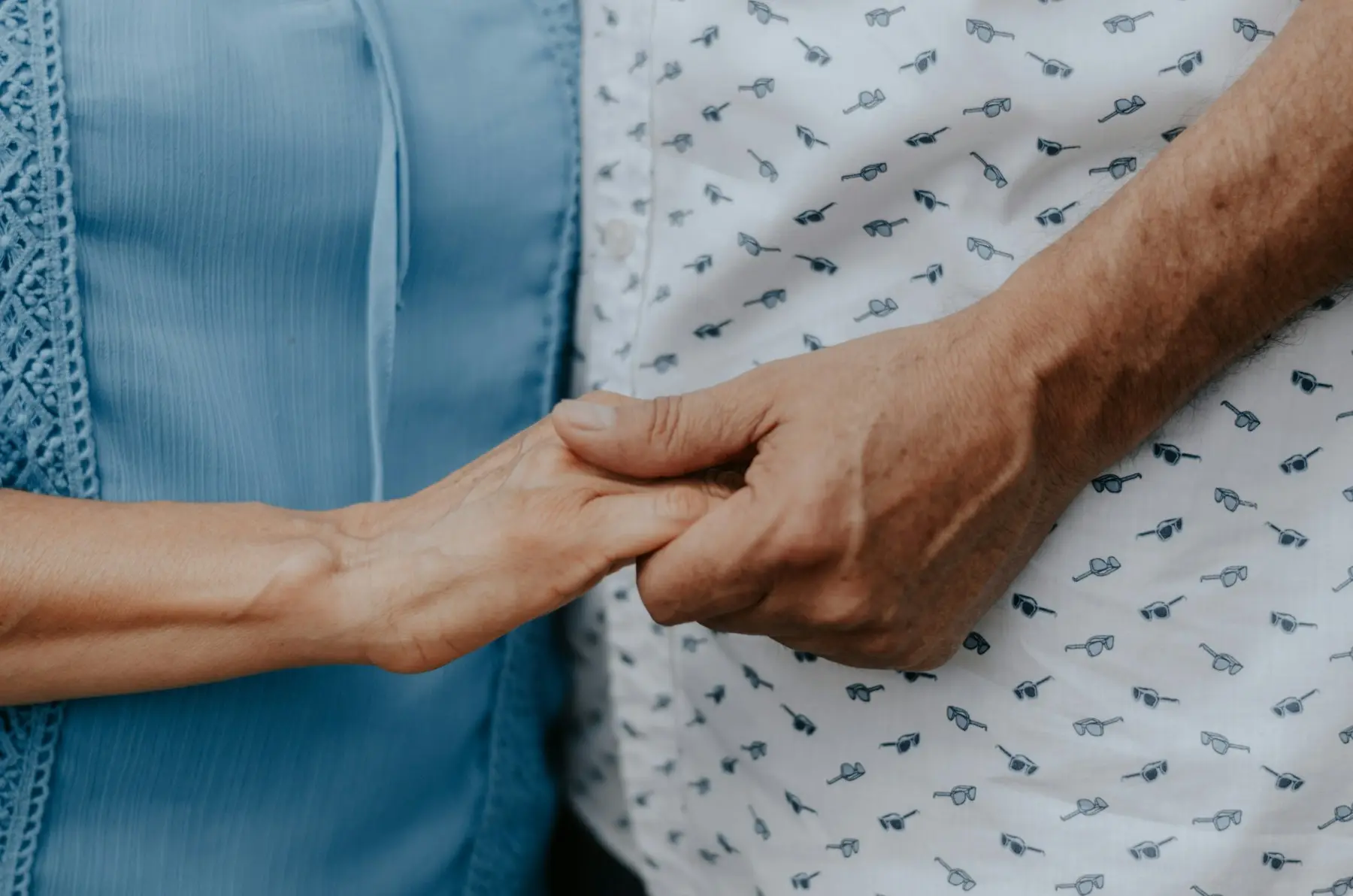 Dos personas cogidas de la mano