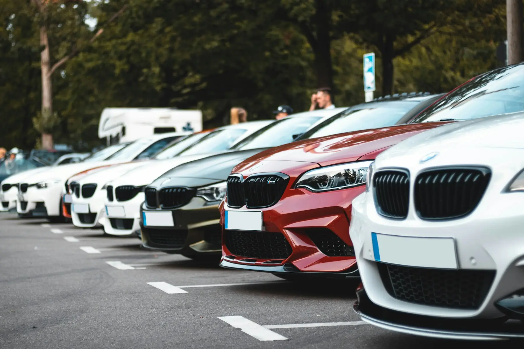 Fila de coches nuevos aparcados