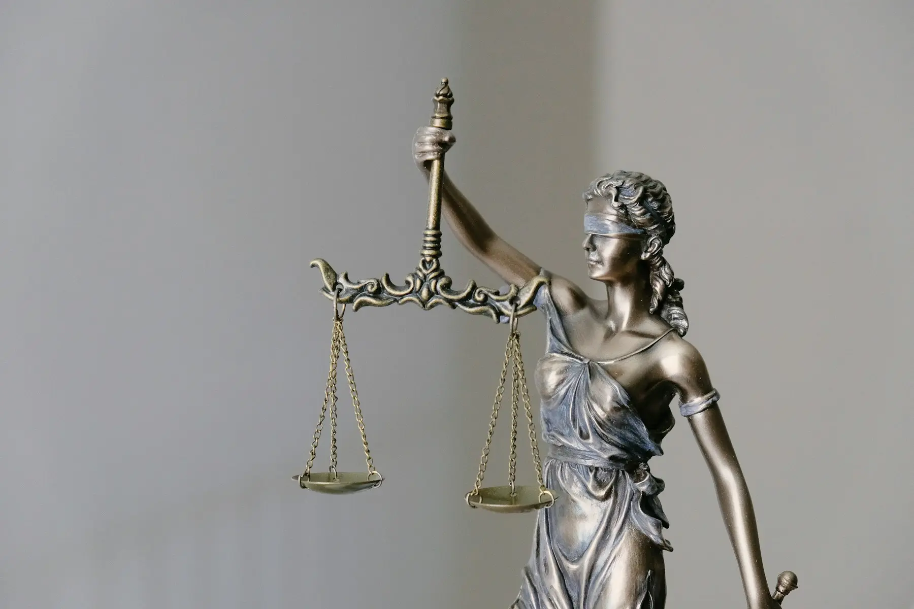 Estatua de la justicia con su balanza