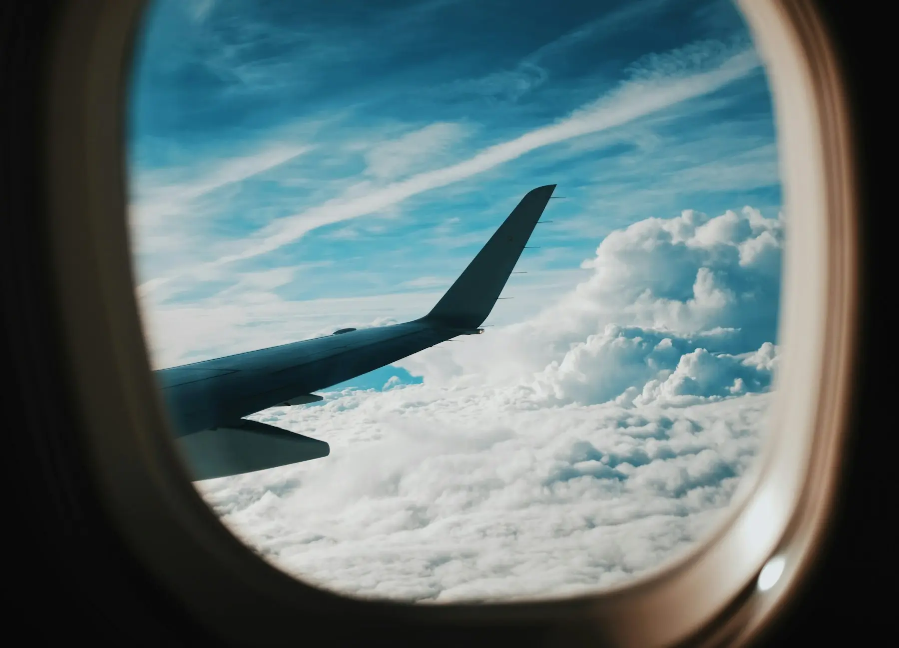 Ala de avión sobre las nubes vista desde la ventanilla